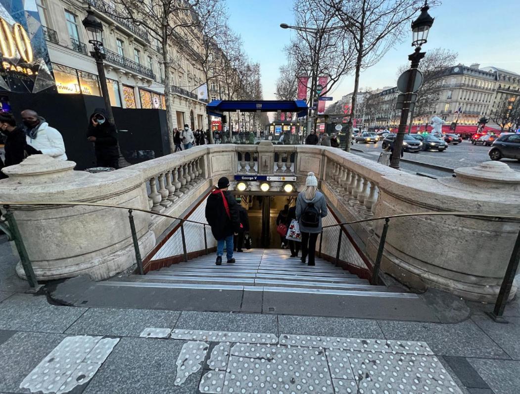 Pres Des Champs-elysees Parigi